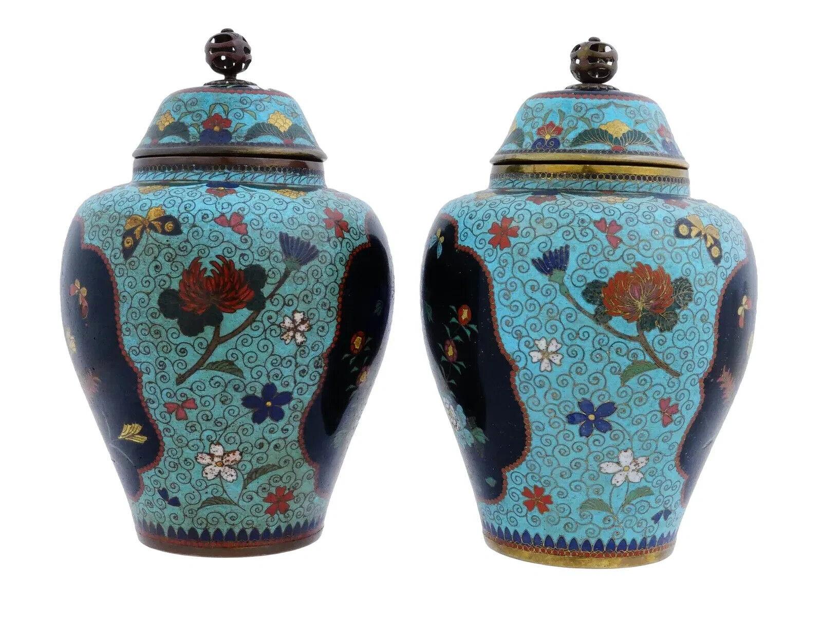 Pareja De Jarrones Japoneses Antiguos Con Tapa De Cloisonné Esmaltado Meiji en venta