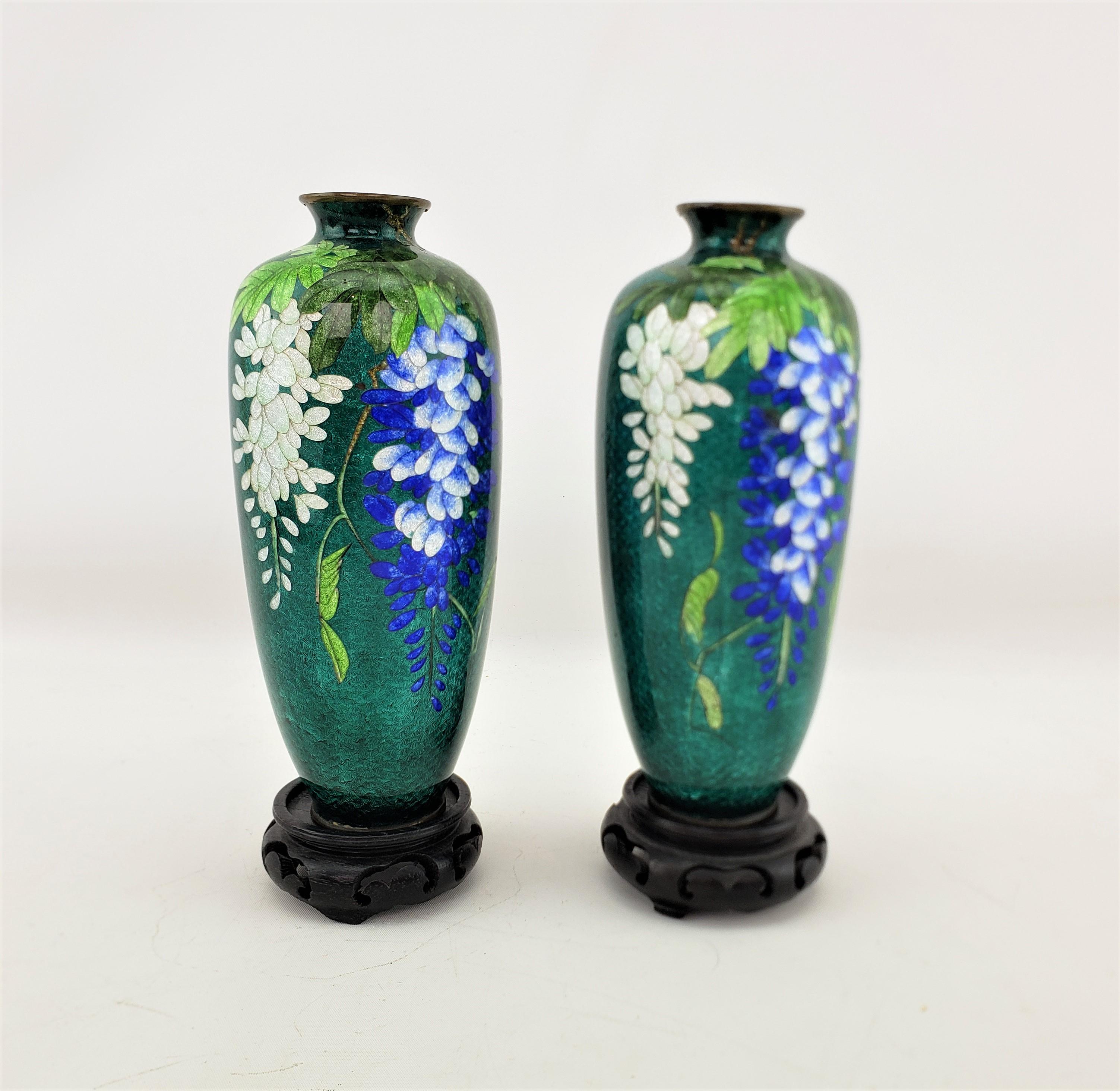 Paar antike japanische Cloisonné-Vasen mit Blumendekoration und Holzständern (Anglo-japanisch) im Angebot