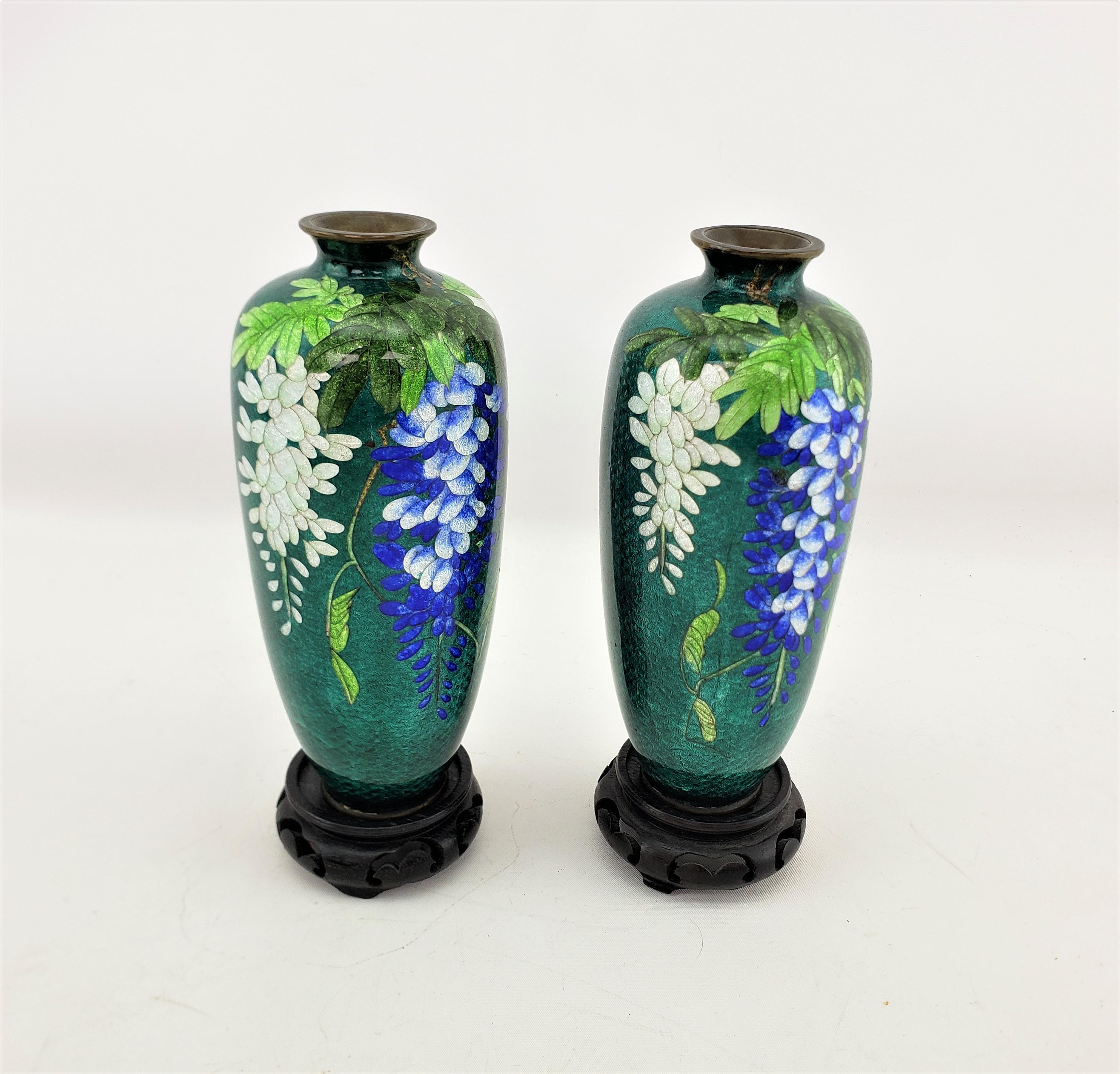 Paar antike japanische Cloisonné-Vasen mit Blumendekoration und Holzständern (Japanisch) im Angebot