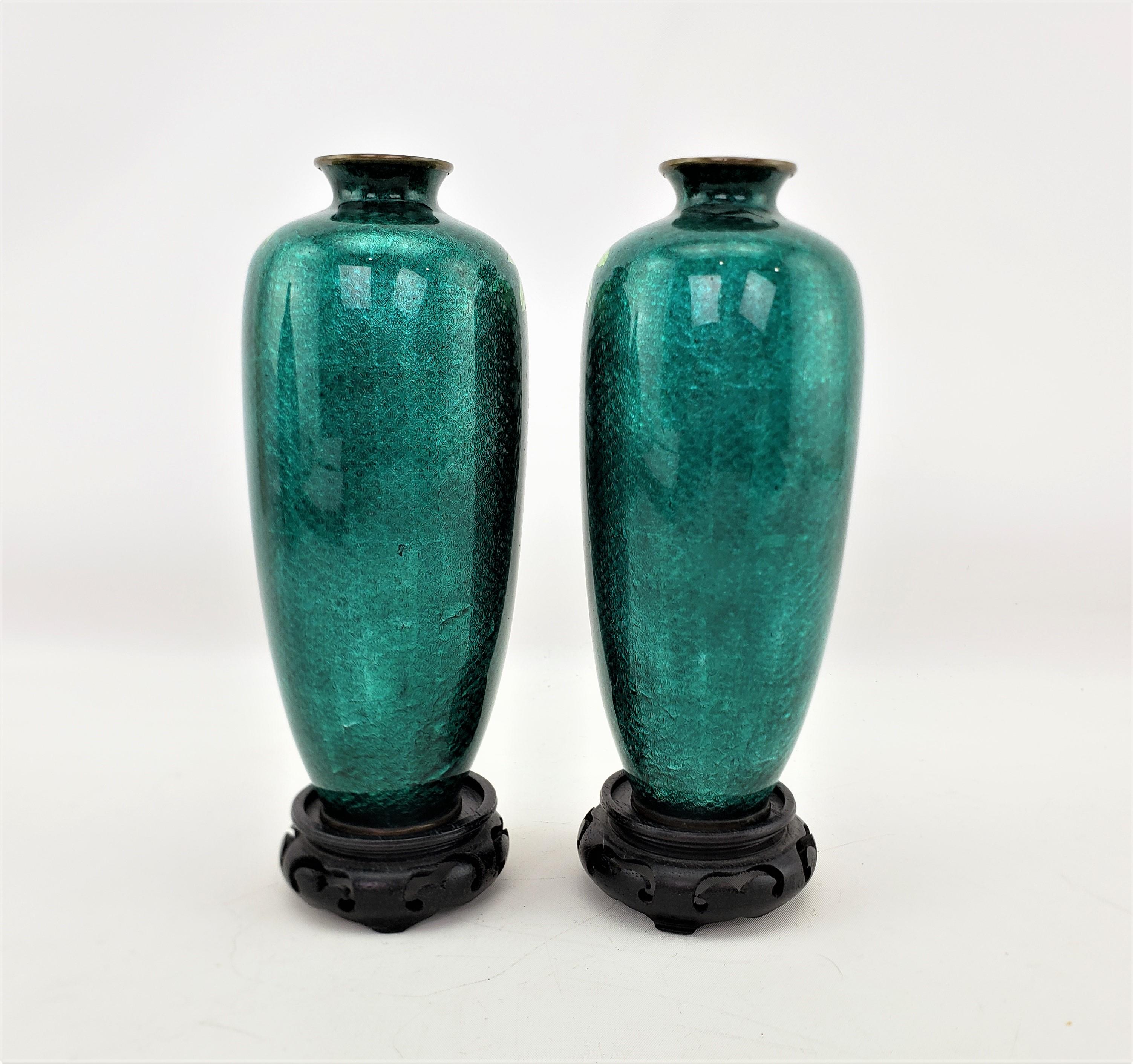 Paar antike japanische Cloisonné-Vasen mit Blumendekoration und Holzständern (Messing) im Angebot