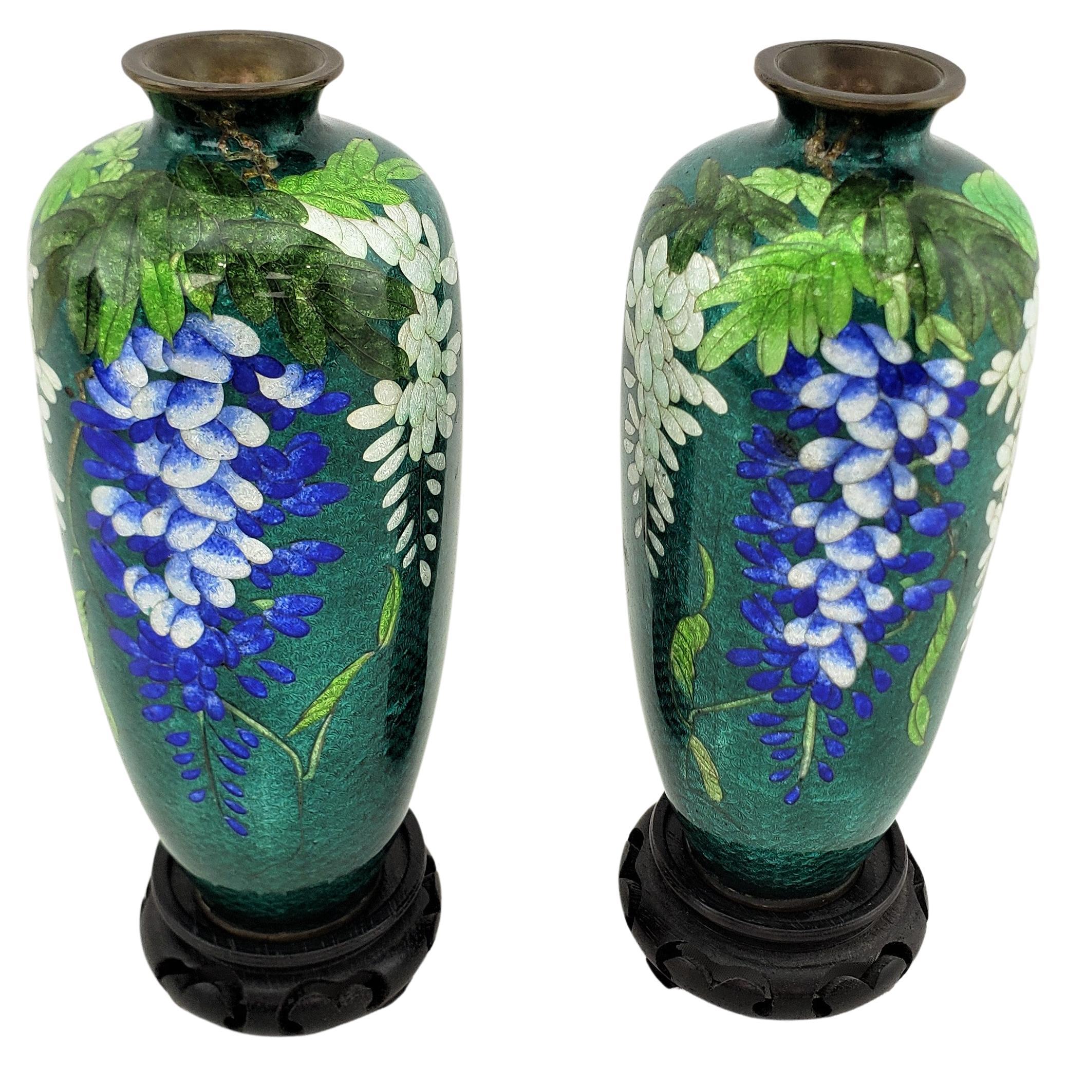 Paar antike japanische Cloisonné-Vasen mit Blumendekoration und Holzständern im Angebot