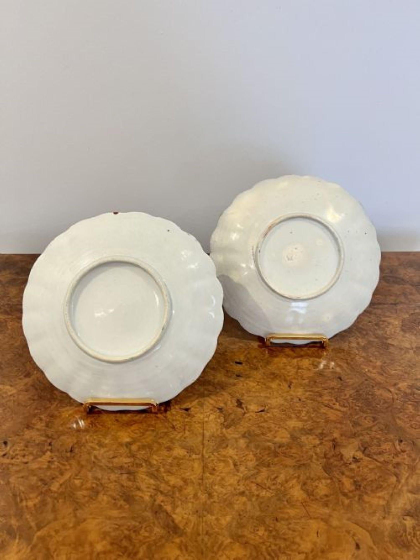 Pair of antique Japanese imari plates with scalloped shaped edges  In Good Condition In Ipswich, GB