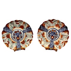 Pair of antique Japanese imari plates with scalloped shaped edges 