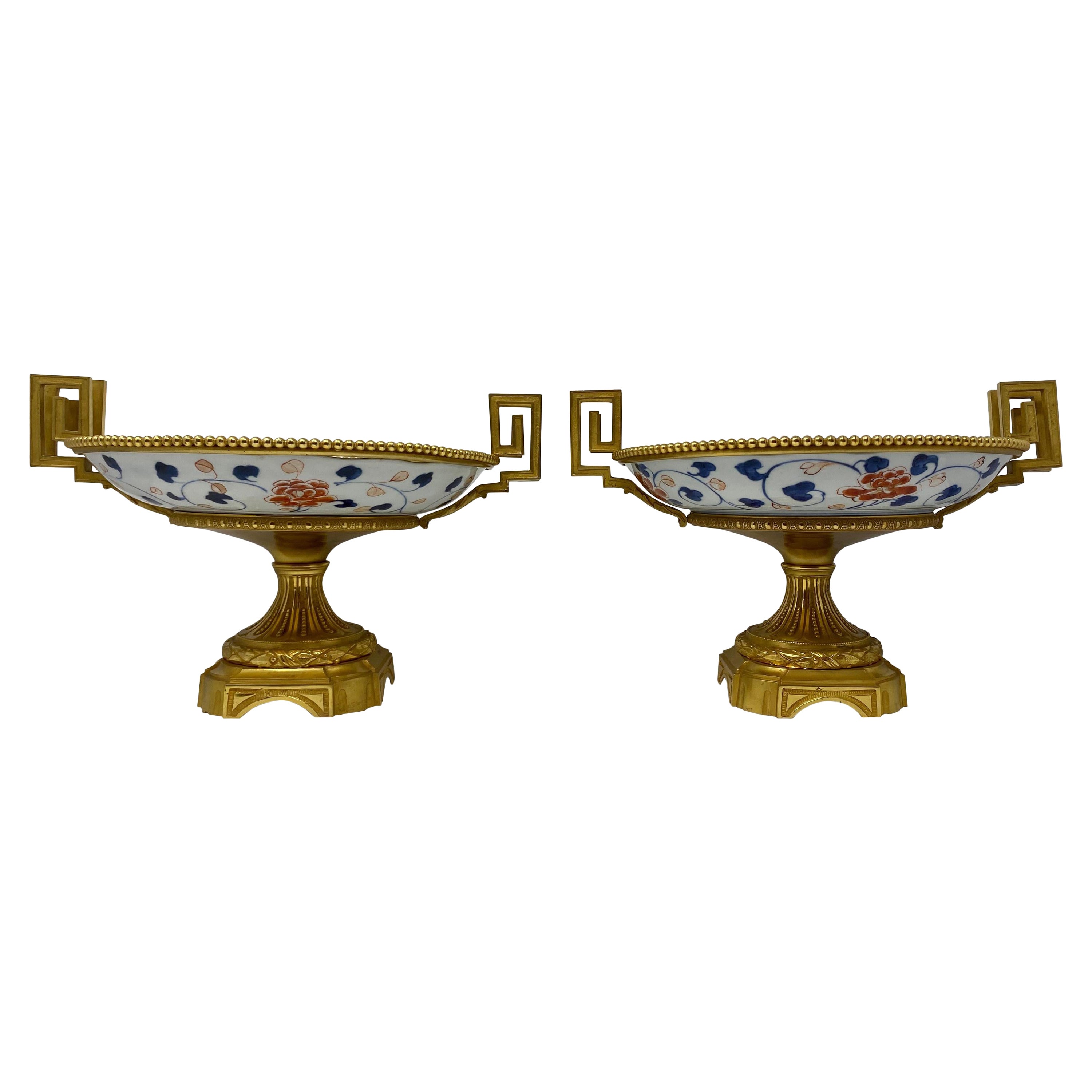 Paire d'anciens plats à gâteaux japonais en porcelaine Imari ancienne  avec montures en bronze d'ore en vente