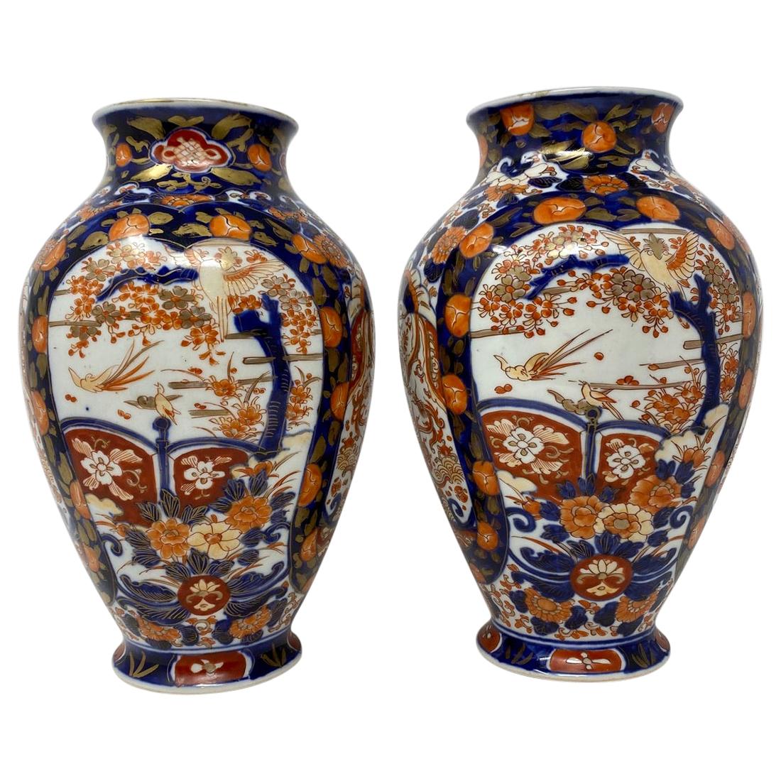 Coppia di antichi vasi Imari giapponesi, 1860-1870 circa