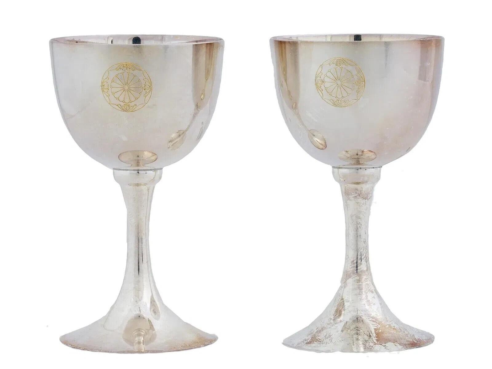 Giapponese Coppia di antiche tazze da sakè giapponesi in argento imperiale in vendita