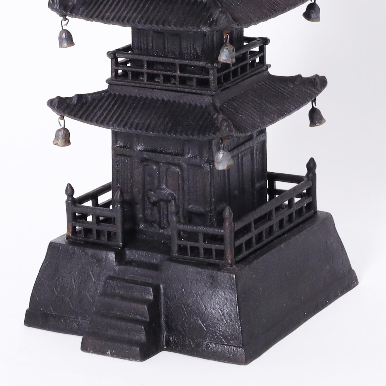 Pareja de Pagodas Japonesas Antiguas de Hierro en venta 1