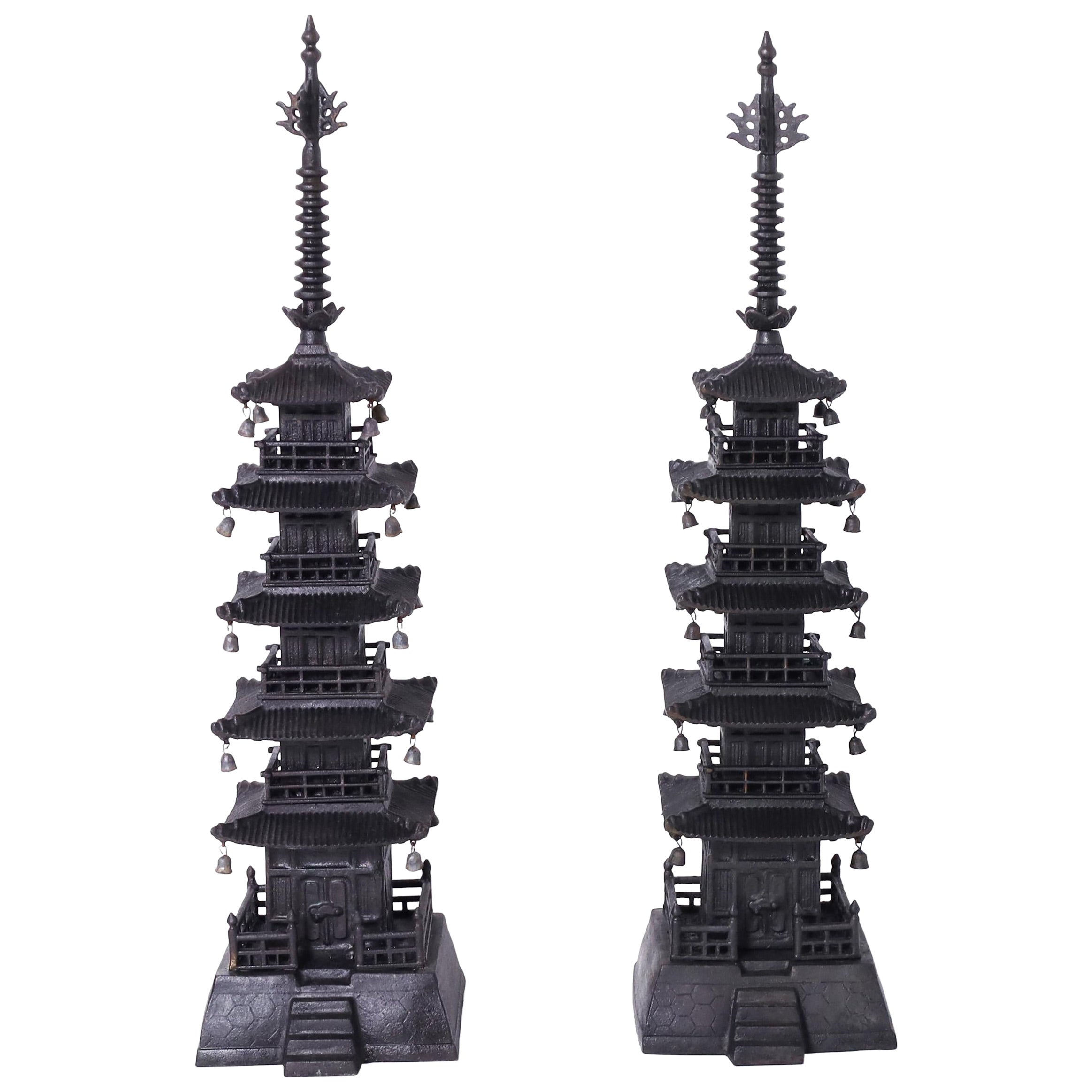Pareja de Pagodas Japonesas Antiguas de Hierro