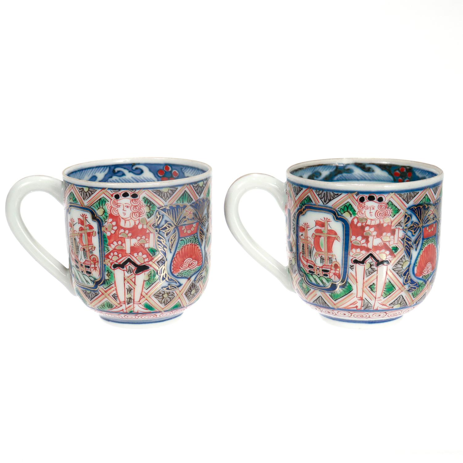 Paar antike japanische Meiji 'Black Ship' Imari Porcelain Tassen & Untertassen im Angebot 5