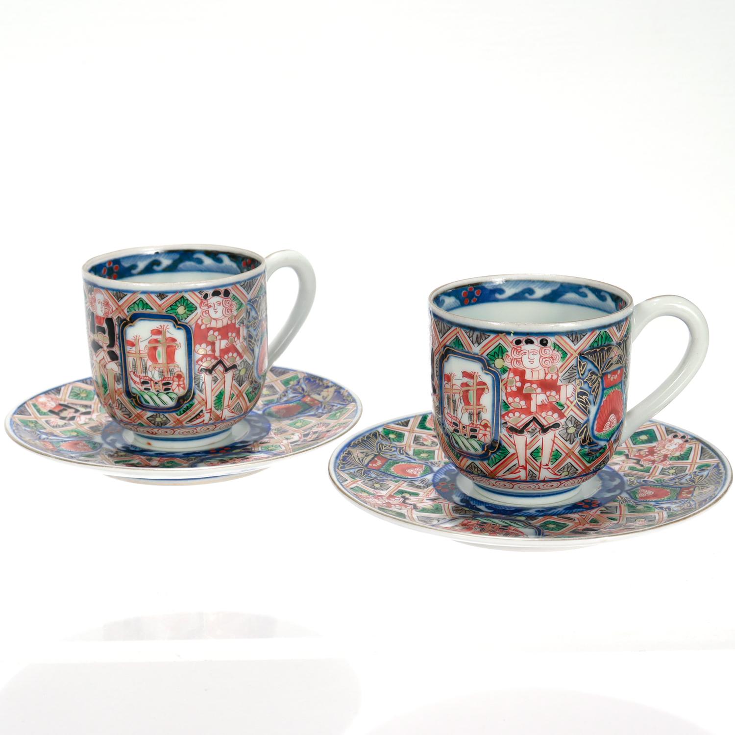 Paar antike japanische Meiji 'Black Ship' Imari Porcelain Tassen & Untertassen im Zustand „Gut“ im Angebot in Philadelphia, PA