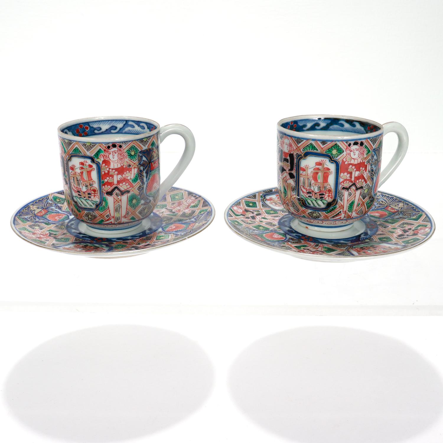 Paar antike japanische Meiji 'Black Ship' Imari Porcelain Tassen & Untertassen (20. Jahrhundert) im Angebot