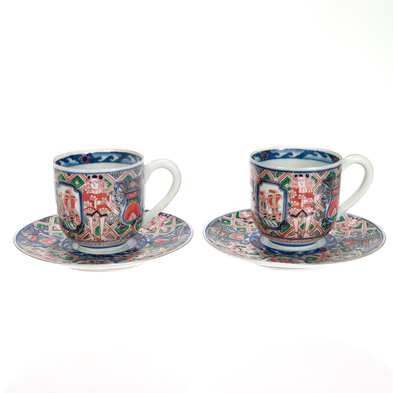 Paar antike japanische Meiji 'Black Ship' Imari Porcelain Tassen & Untertassen (Porzellan) im Angebot