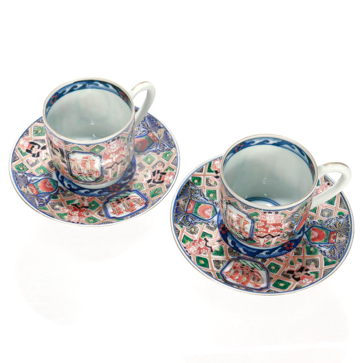 Paar antike japanische Meiji 'Black Ship' Imari Porcelain Tassen & Untertassen im Angebot 1