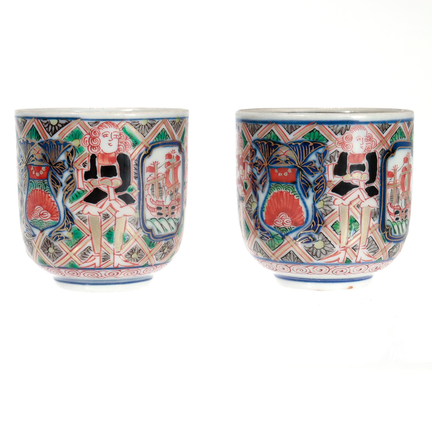 Paar antike japanische Meiji 'Black Ship' Imari Porcelain Tassen & Untertassen im Angebot 2