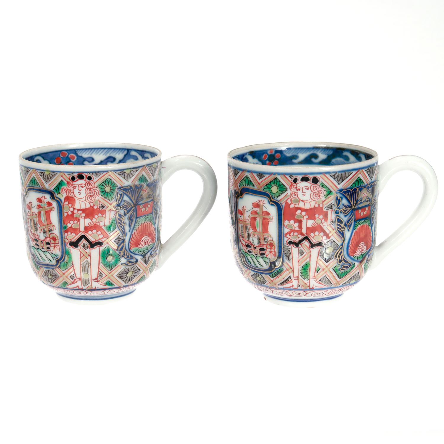 Paar antike japanische Meiji 'Black Ship' Imari Porcelain Tassen & Untertassen im Angebot 3
