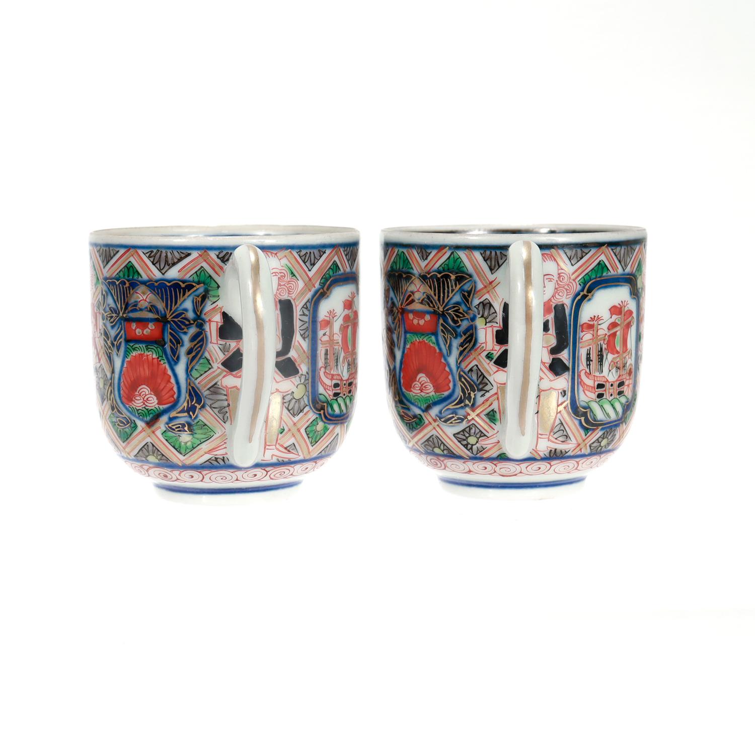 Paar antike japanische Meiji 'Black Ship' Imari Porcelain Tassen & Untertassen im Angebot 4