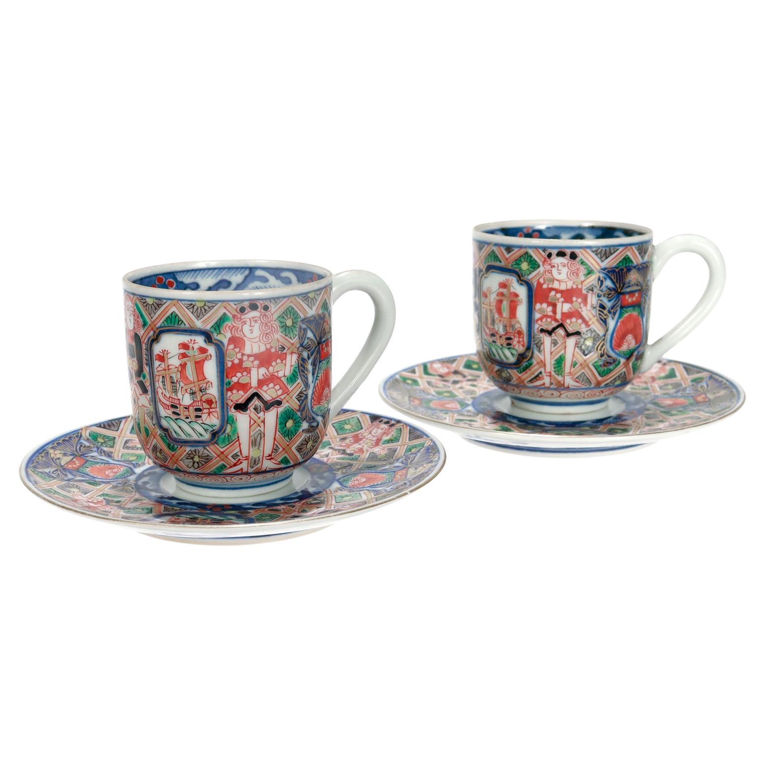 Paar antike japanische Meiji 'Black Ship' Imari Porcelain Tassen & Untertassen