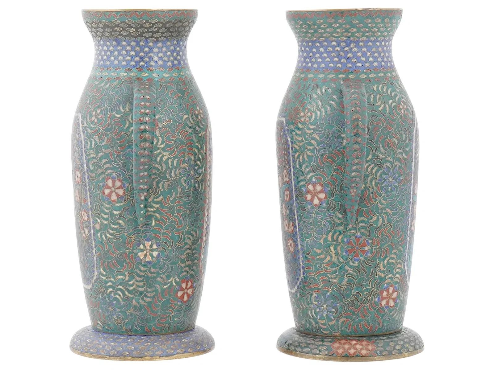 Paire de vases japonais anciens en cuivre, assortis, à décor d'émaux cloisonnés polychromes. Fin de l'ère Meiji, avant 1912. Forme de bouteille droite avec base accentuée et poignées latérales. Fins motifs floraux et oiseaux dans une palette de