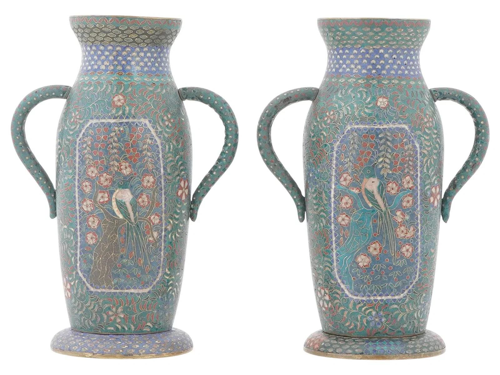 Paire de vases anciens en émail cloisonné japonais Meiji Bon état - En vente à Long Island City, NY