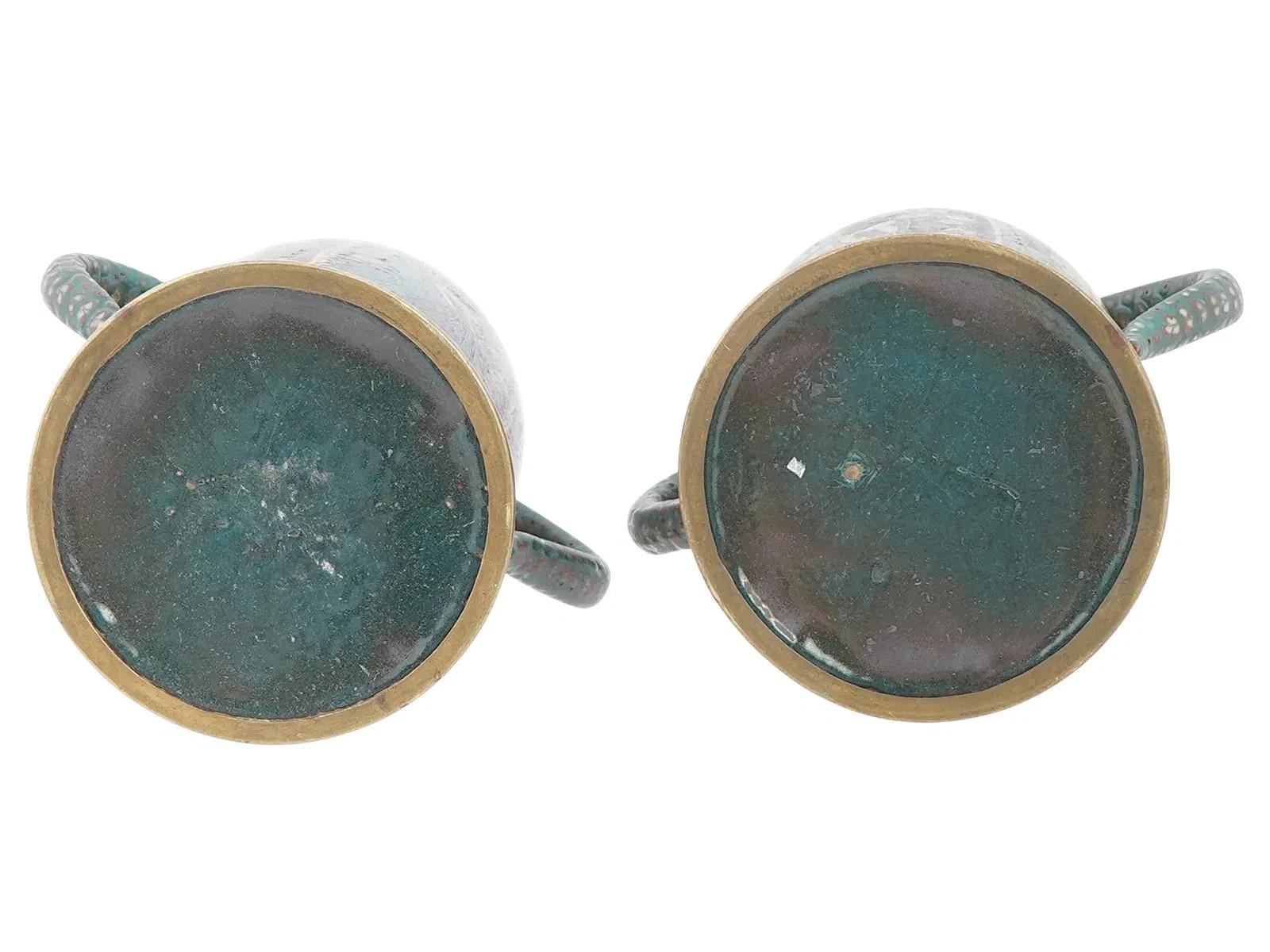 Émail Paire de vases anciens en émail cloisonné japonais Meiji en vente