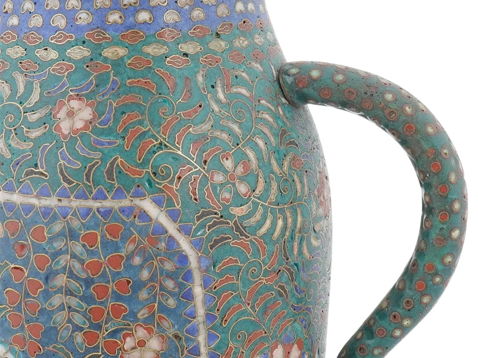 Paire de vases anciens en émail cloisonné japonais Meiji en vente 1