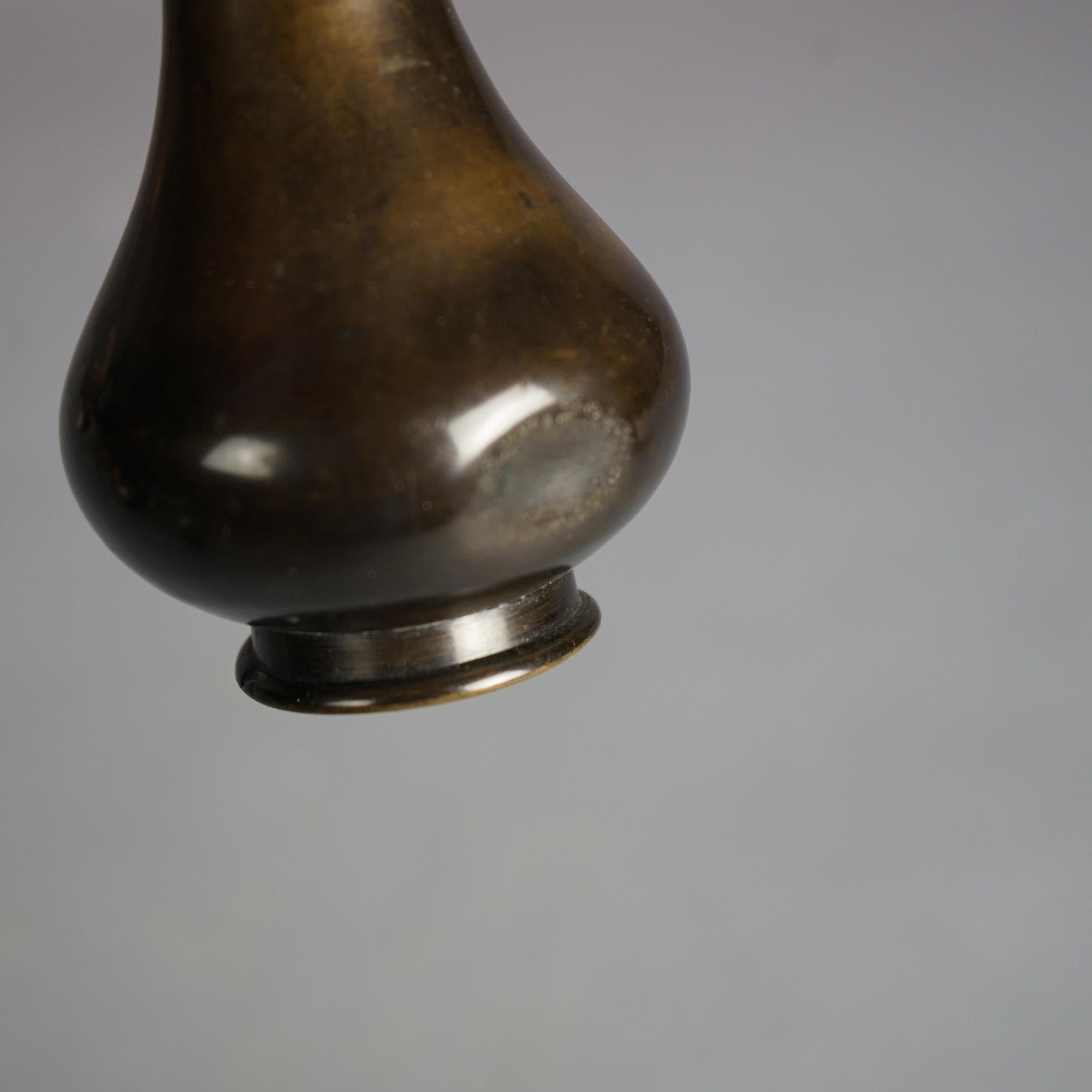 XX secolo Coppia di vasi antichi giapponesi Meiji a doppio manico in bronzo fuso C1920 in vendita