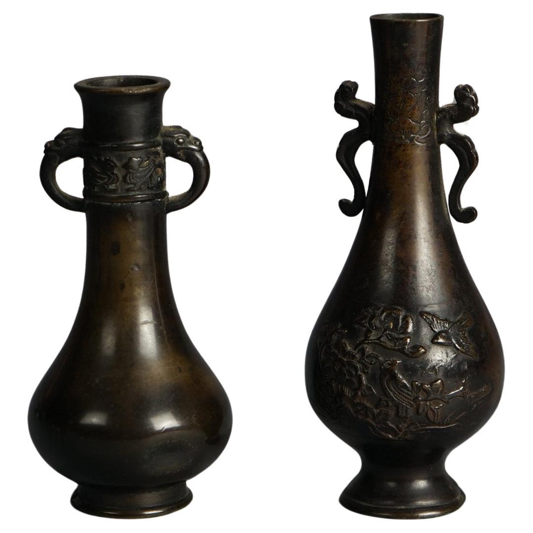 Paar antike japanische Meiji-Vasen aus Bronzeguss mit doppeltem Henkel, um 1920 im Angebot