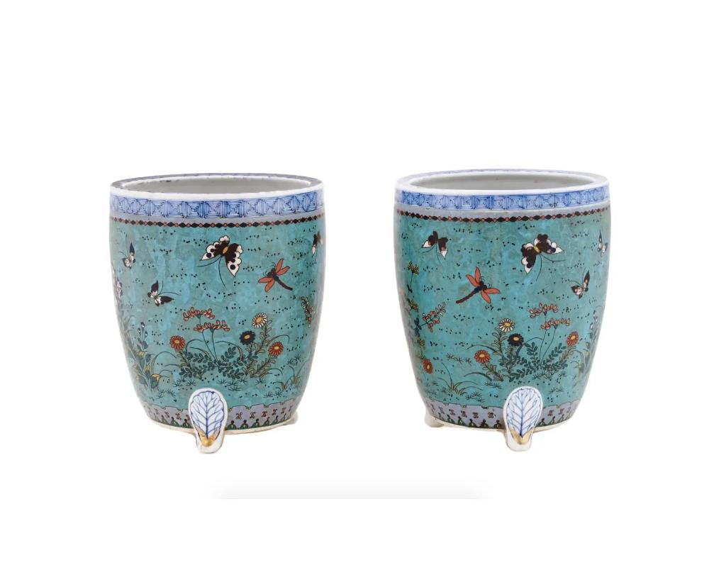 Pair of Antique Japanese Meiji Period Cloisonne Enamel Cache Pots In Good Condition For Sale In New York, NY
