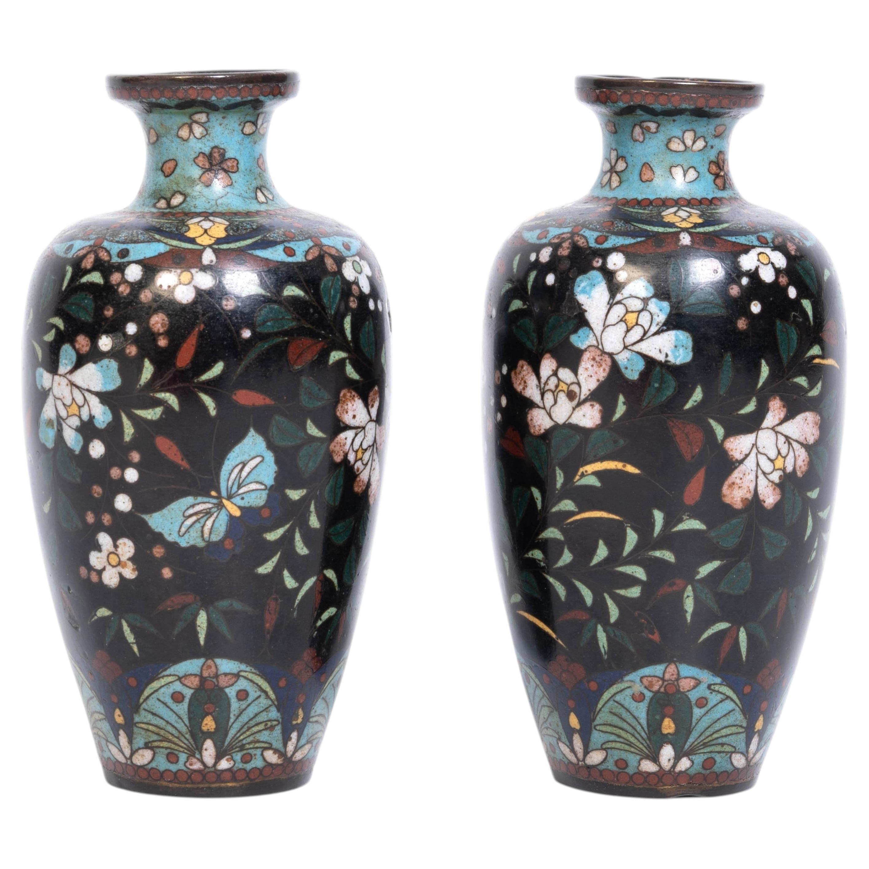 Coppia di antichi vasi cloisonné giapponesi del periodo Meiji, C.1870