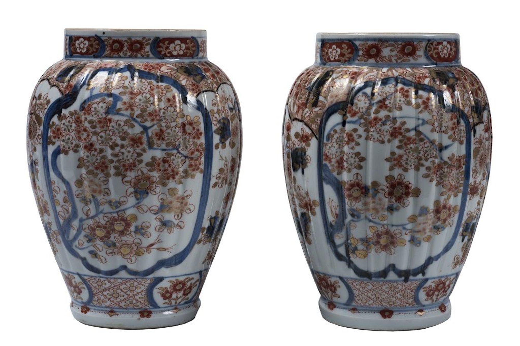 Questi vasi in porcellana giapponese sono oggetti decorativi originali realizzati in Giappone alla fine del XIX secolo.

Condizioni molto buone.

Questa raffinata coppia di vasi è stata realizzata dalla manifattura giapponese ed è decorata con