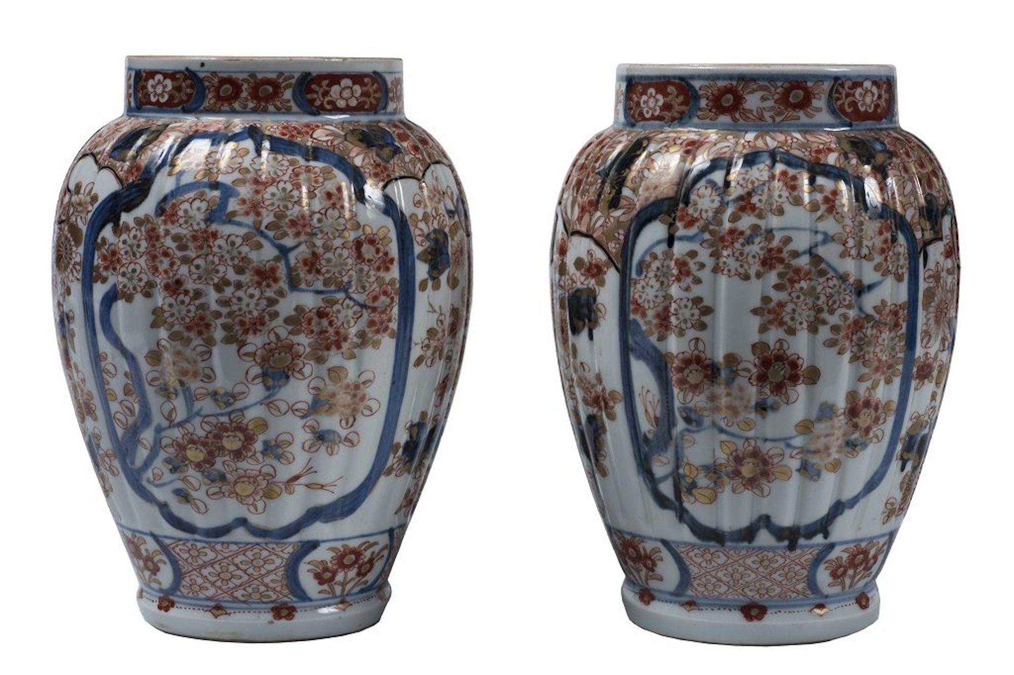 These Japan porcelain vases are original decorative objects realized in Japan at the end of the 19th century.

Very good conditions.

This refined couple of vases was made by Japan manufacture and are decorated with an elegant blue and red