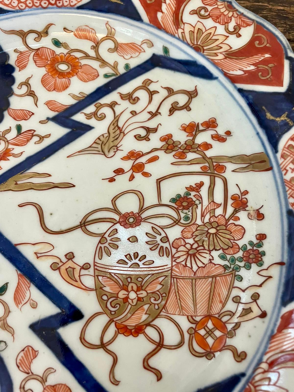 Paire d'assiettes Imari anciennes de qualité japonaise peintes à la main en vente 4