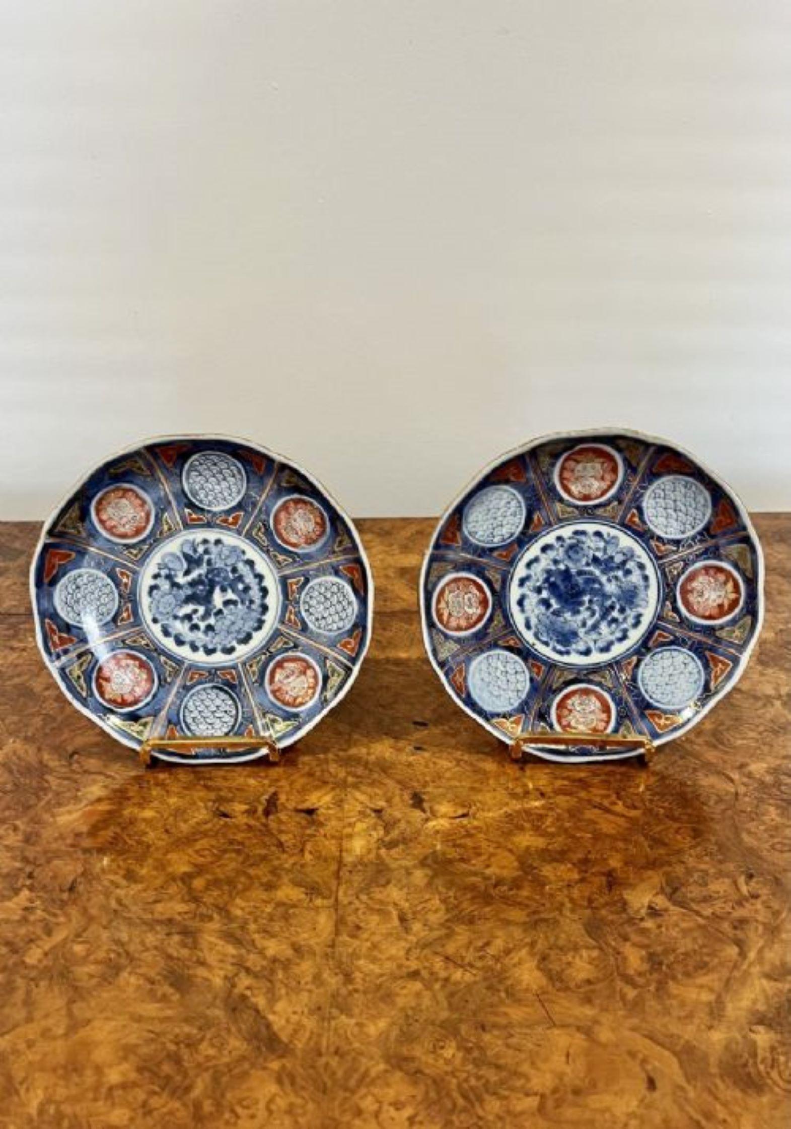 Paar antike japanische Imari-Teller mit ungewöhnlichen handgemalten Verzierungen in den Farben Blau, Rot, Weiß, Grün und Gold 