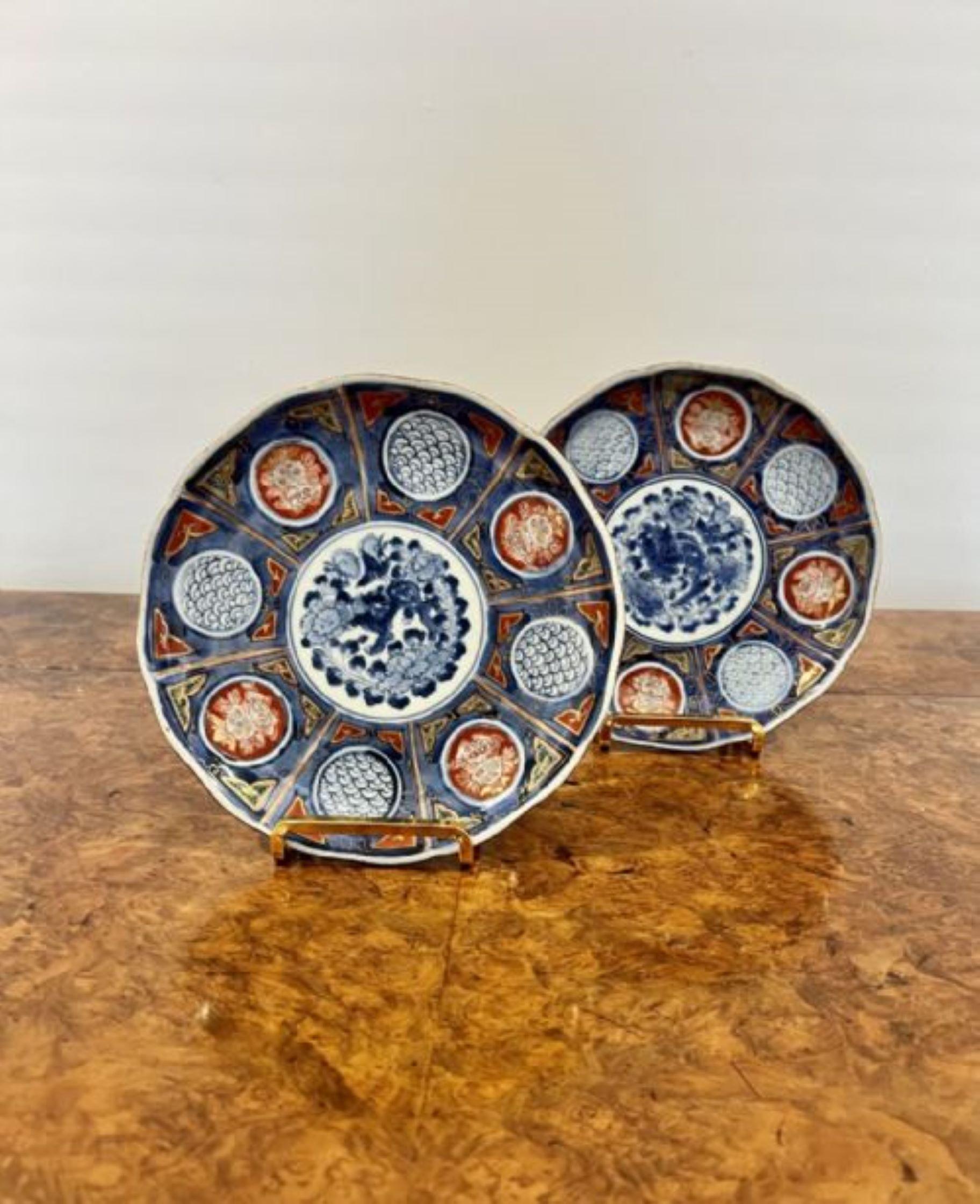 Ein Paar antike japanische Imari-Teller in japanischer Qualität  (Keramik) im Angebot
