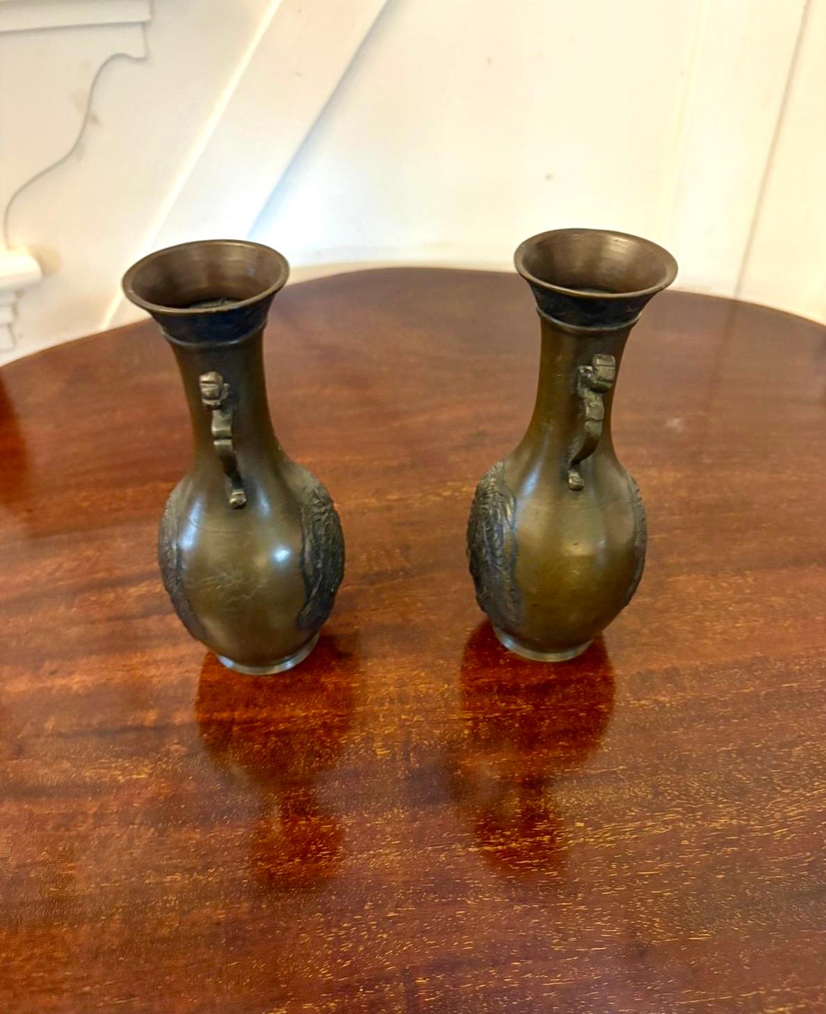 XX secolo Coppia di vasi antichi in bronzo Meiji di qualità giapponese in vendita