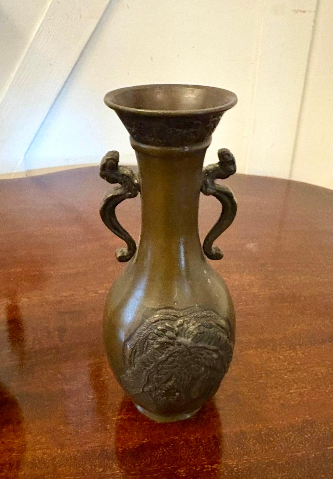 Bronzo Coppia di vasi antichi in bronzo Meiji di qualità giapponese in vendita