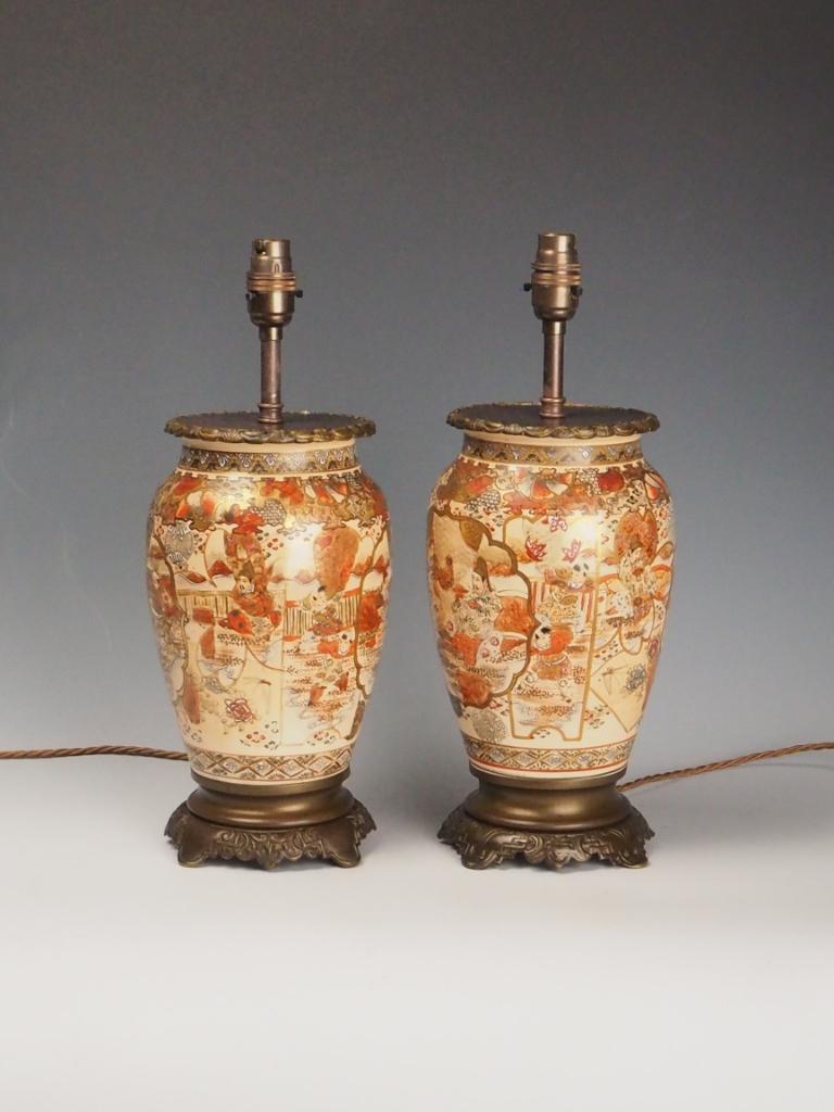 Paire d'anciennes lampes de table en porcelaine Satsuma japonaise (c.1880)
Exceptionnelle paire de lampes de table en porcelaine japonaise Satsuma, datant d'environ 1880, fabriquées à l'origine comme lampes à huile puis converties à l'électricité