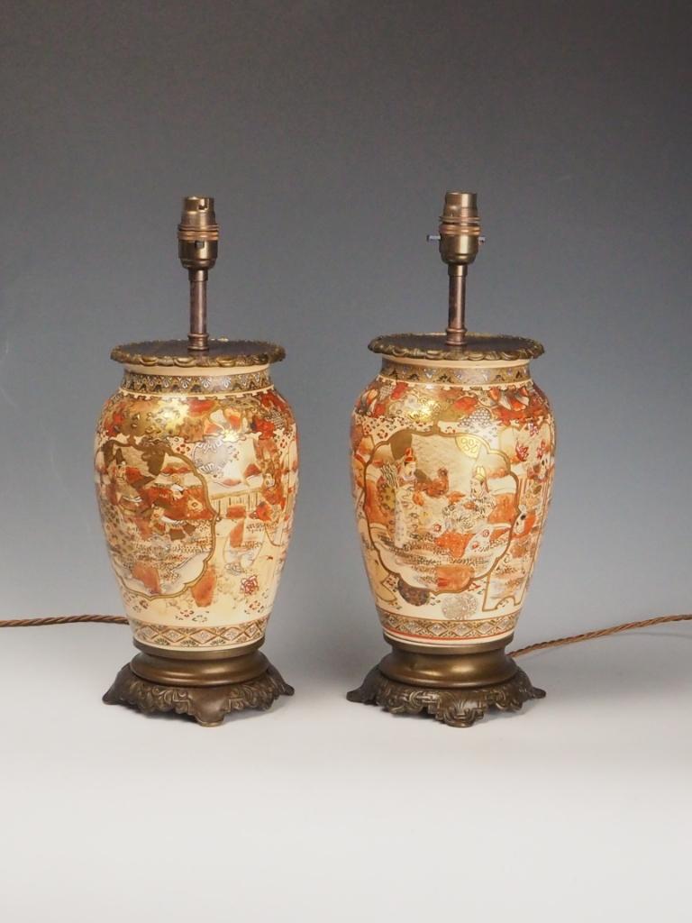 Paire de lampes de table anciennes en porcelaine de Satsuma - Peinture à la main de la période Meiji Bon état - En vente à Lincoln, GB