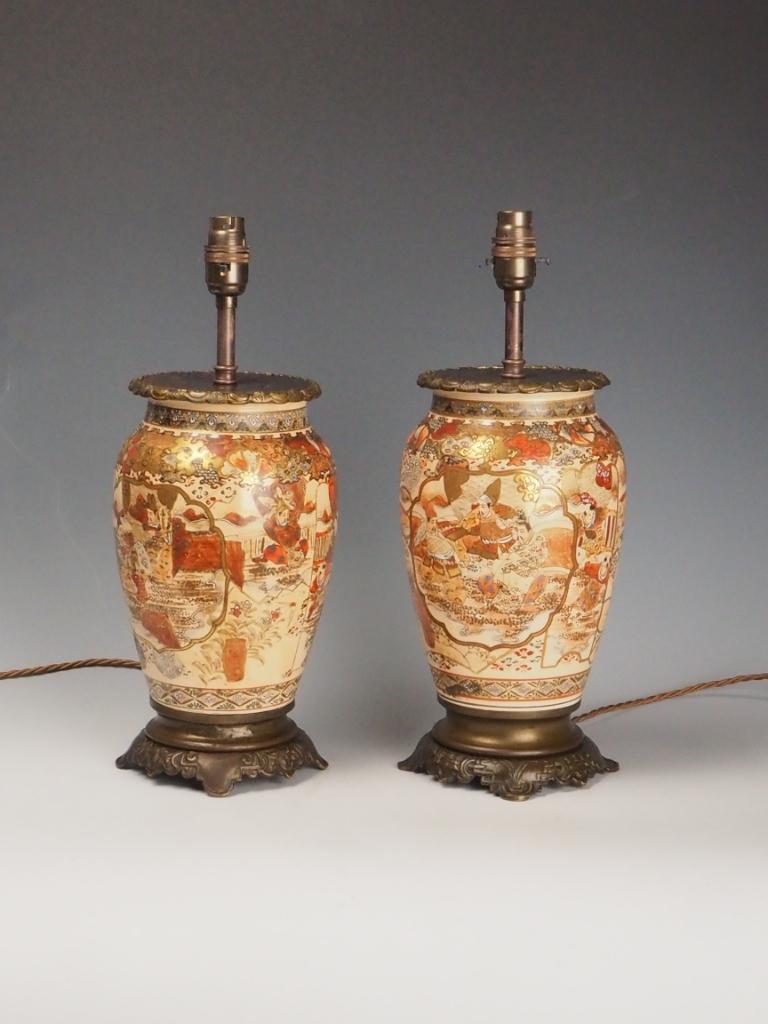 Paire de lampes de table anciennes en porcelaine de Satsuma - Peinture à la main de la période Meiji en vente 1