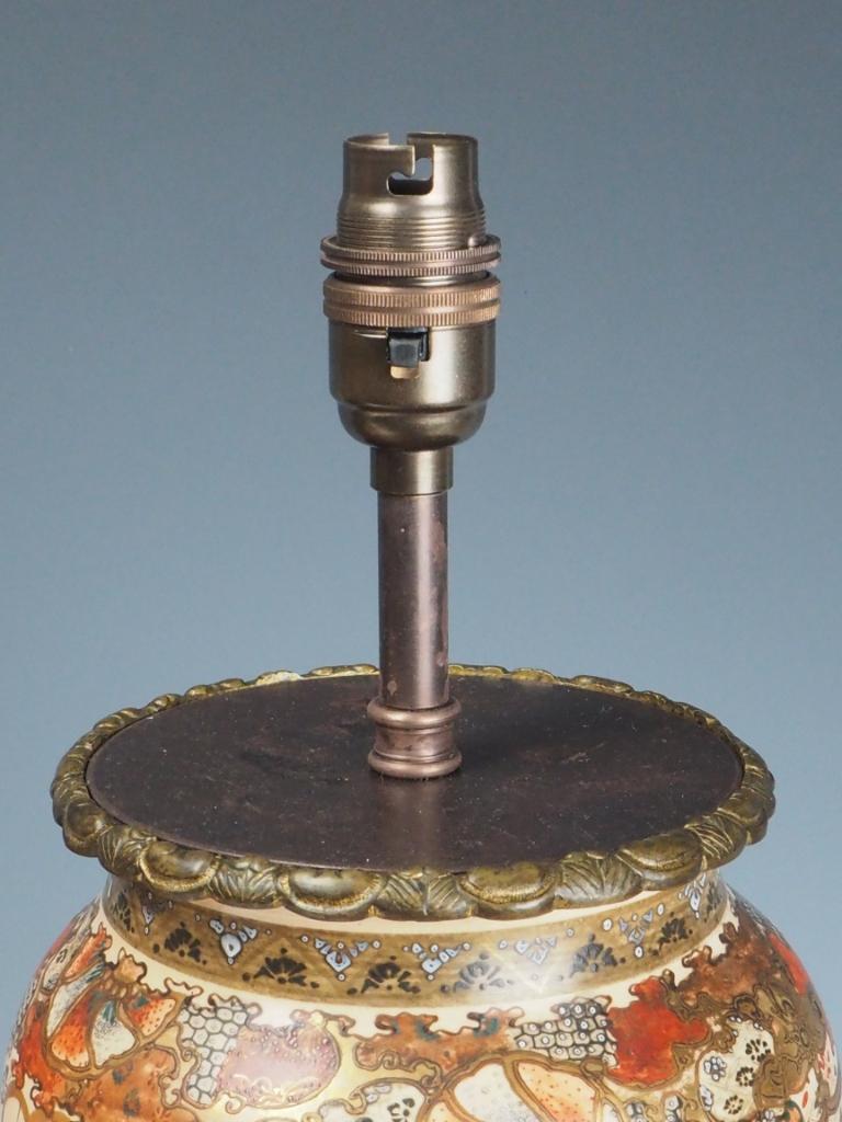 Paire de lampes de table anciennes en porcelaine de Satsuma - Peinture à la main de la période Meiji en vente 3