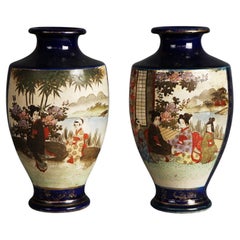 Paire de vases japonais anciens en porcelaine de Satsuma avec scènes de genre vers 1920