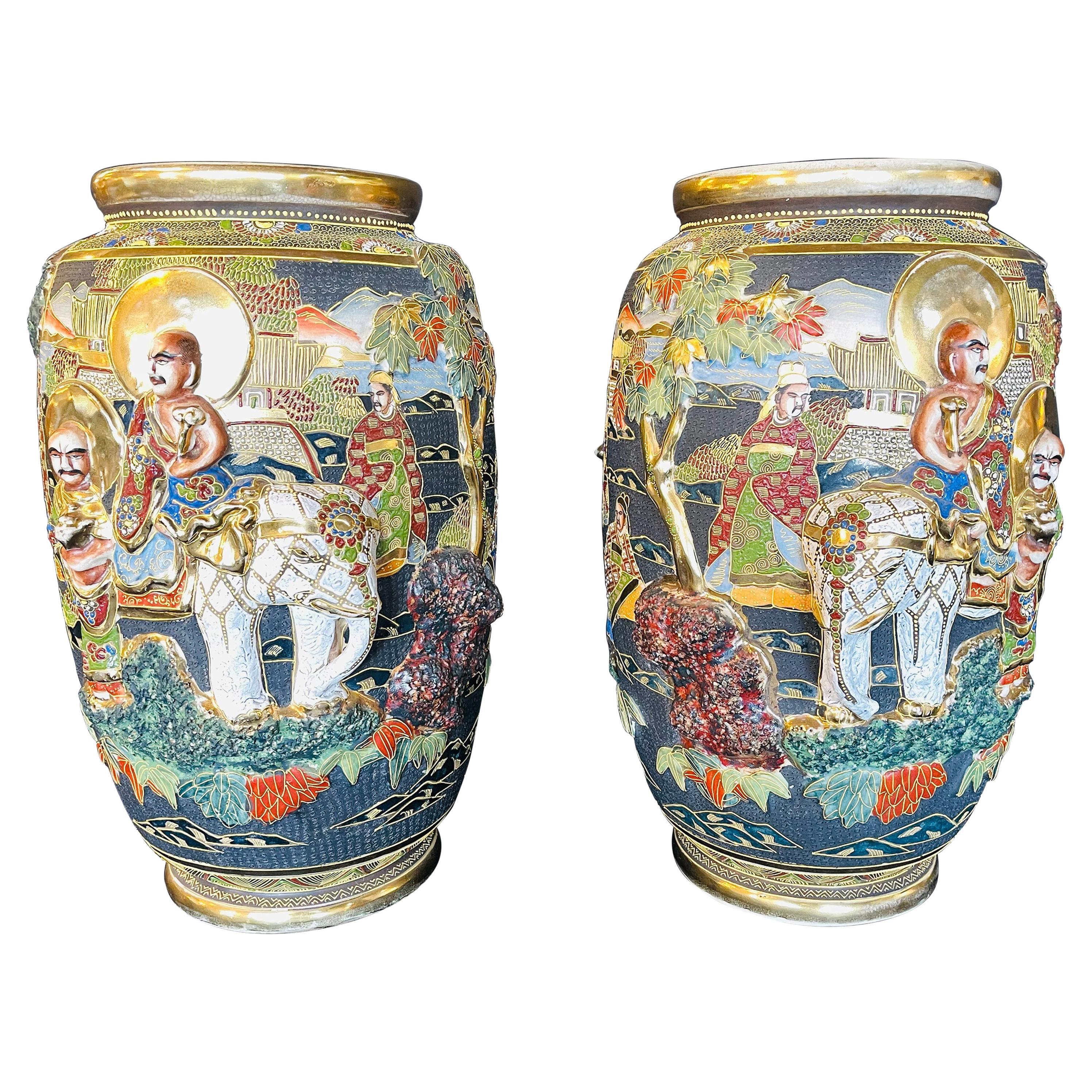 Paar antike japanische Satsuma-Vasen Figurenszenen