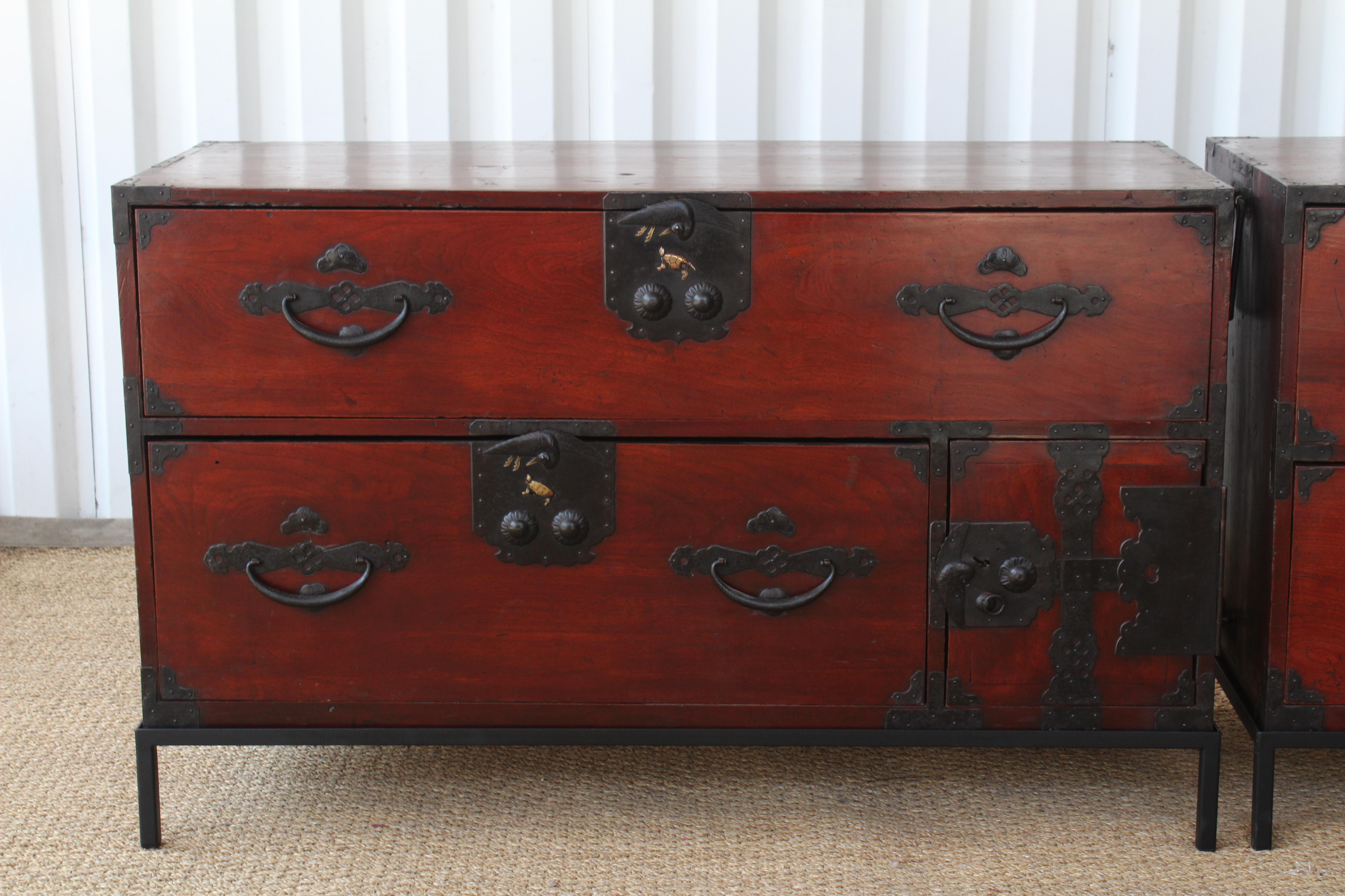 Coppia di antiche cassapanche giapponesi Tansu, 1890 In condizioni buone a Los Angeles, CA