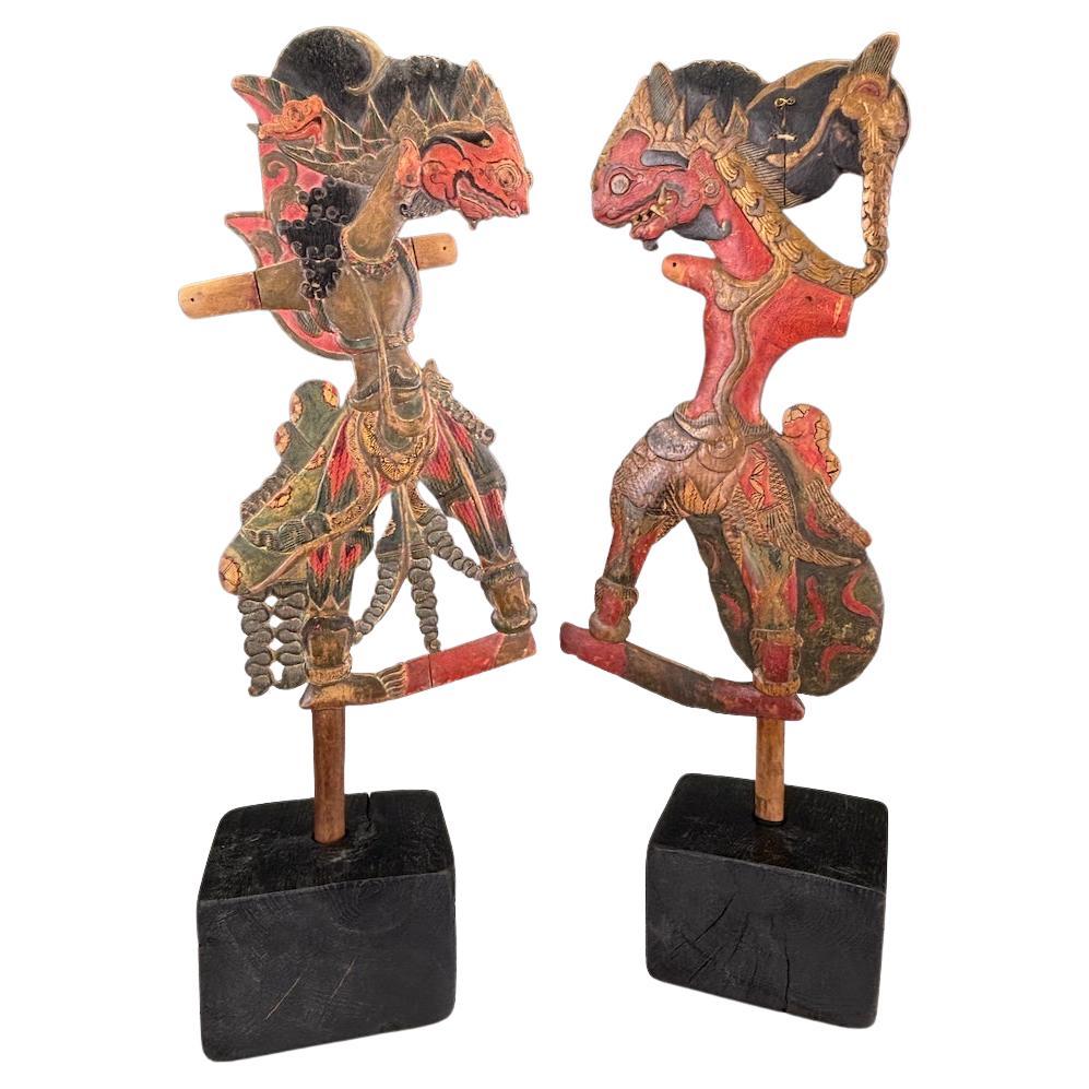 Paire d'anciennes marionnettes d'ombre Wayang Golek javanaises sur socle, début du 20e siècle