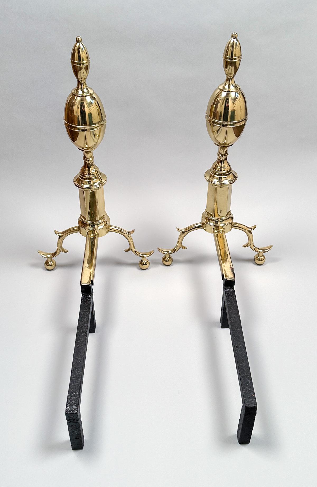 Antica coppia di candelabri a doppio limone in ottone in stile Feder di John Bailey di New York, circa 1800. Cani in ghisa. Ottime condizioni. Misura 23-1/2