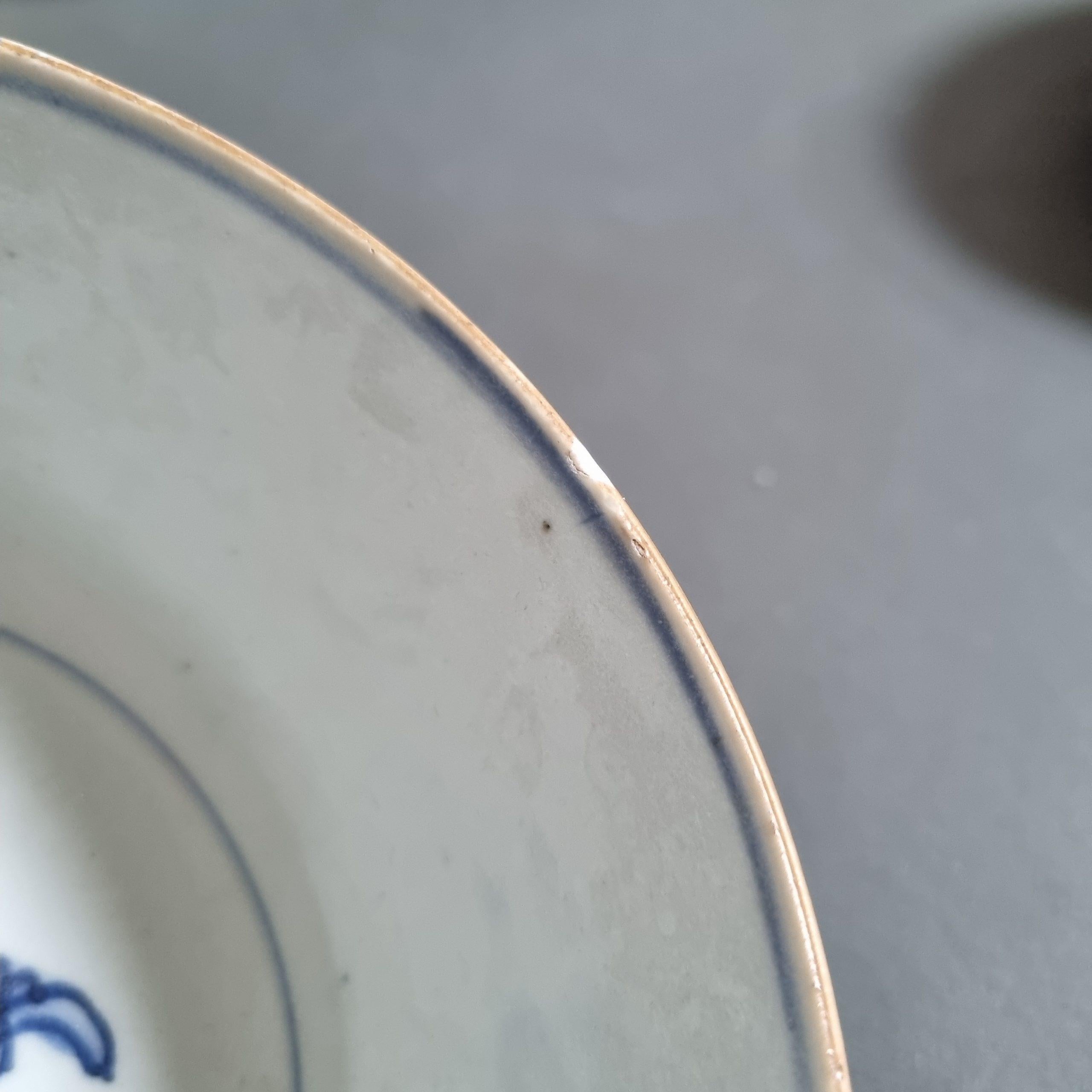 De véritables objets de collection.
Nous partageons avec vous cette fantastique paire de deux bols de la période Kangxi. Les bols bleus et blancs d'origine sont presque identiques, mais l'un des bols a été surdécoré en Europe avec des émaux verts,