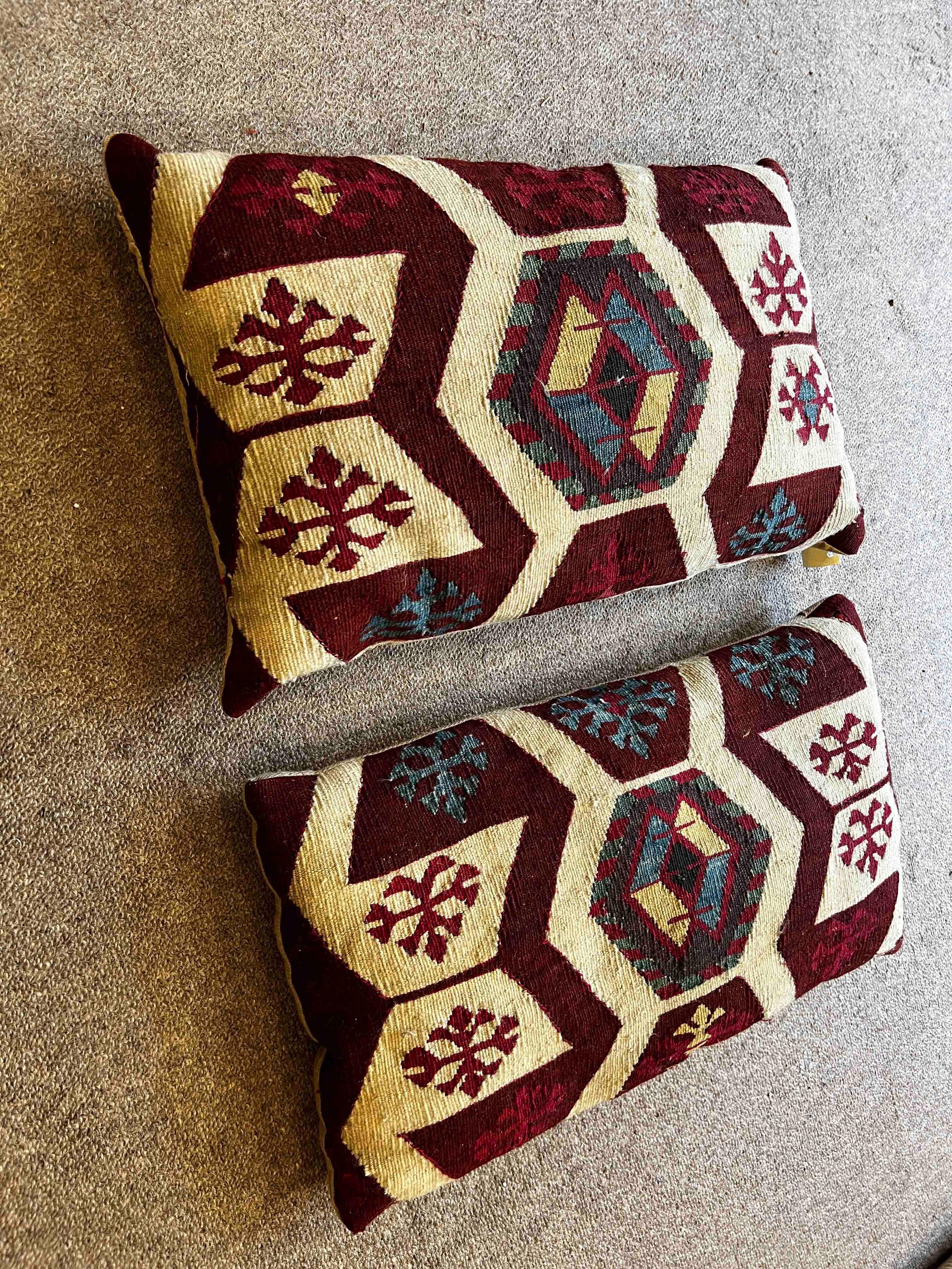Pair of Antique Kilim Cushions Handmade Around 1940 - N° 305 In Excellent Condition For Sale In Paris, FR