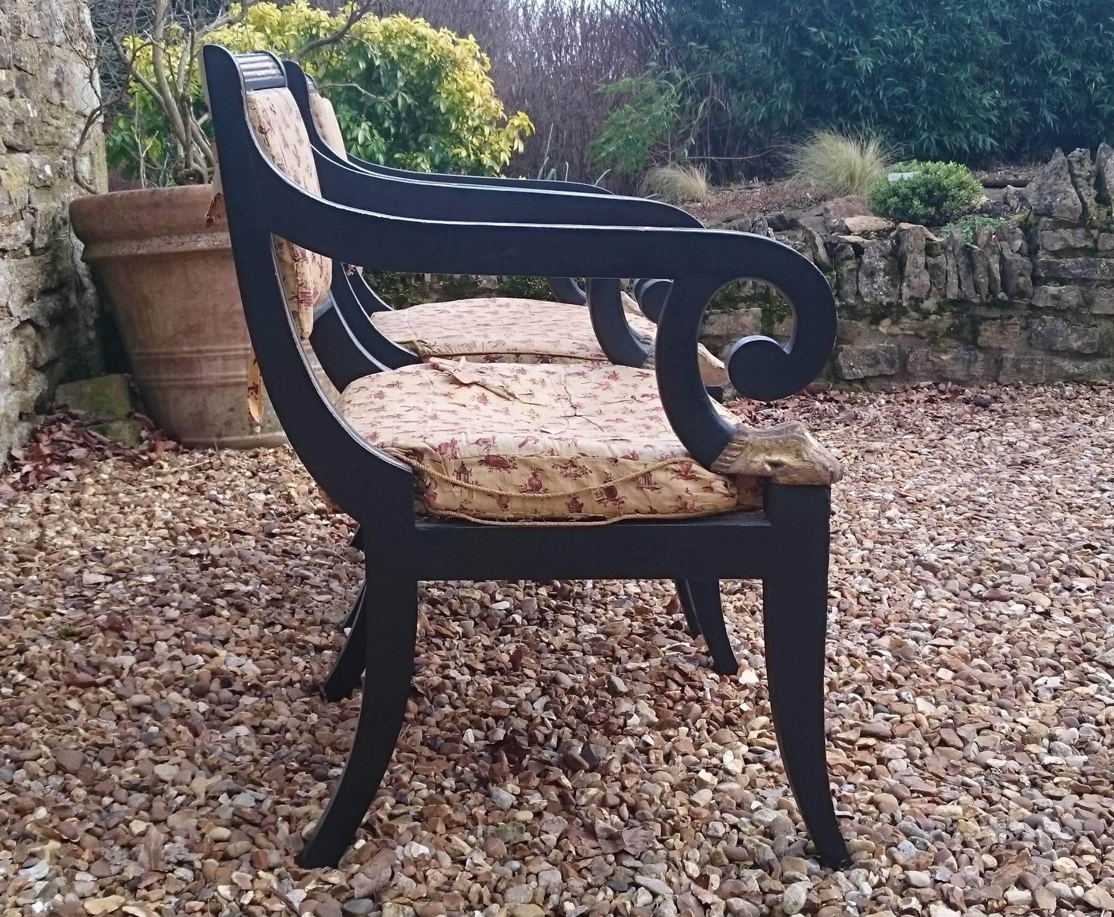 Pair of Antique Klismos Chairs with Sabre Legs and Gilt and Ebonised Decoration In Good Condition In Gloucestershire, GB