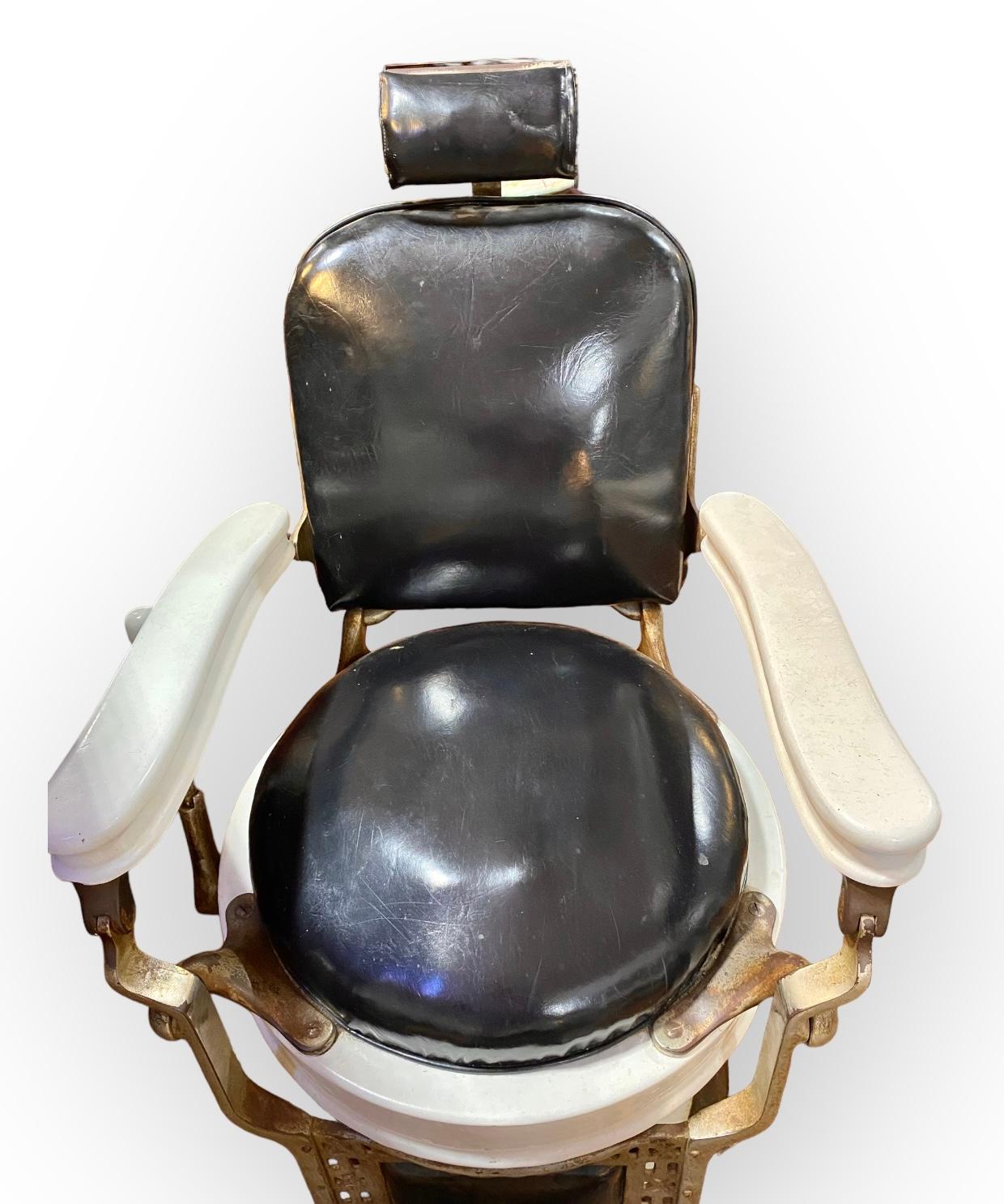 Début du 20ème siècle Paire d'anciens fauteuils de barbier inclinables en porcelaine de Chicago de Koch  en vente