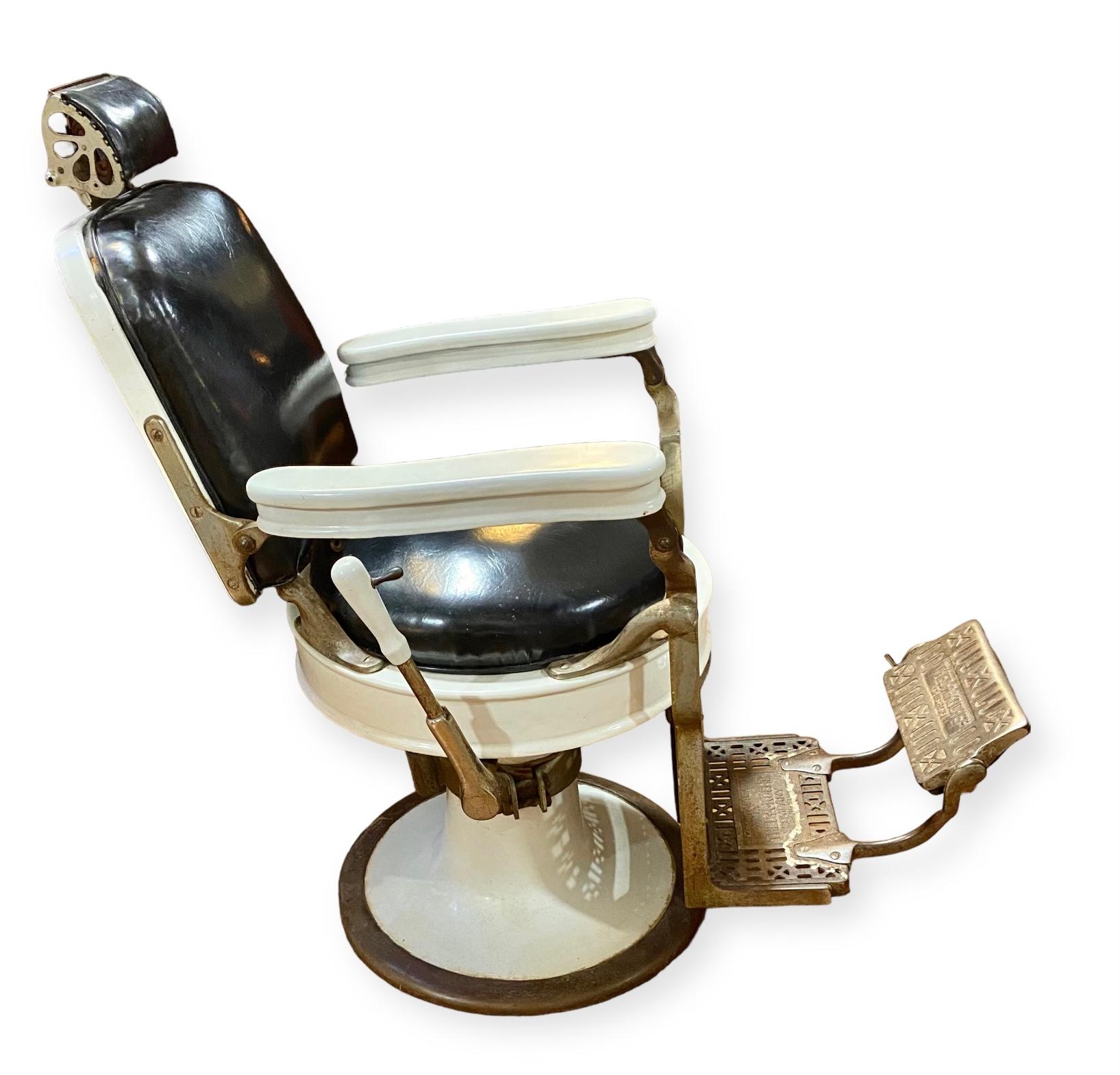 Cuir Paire d'anciens fauteuils de barbier inclinables en porcelaine de Chicago de Koch  en vente